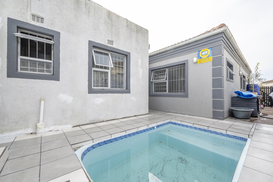 4 Bedroom Property for Sale in Bernadino Heights Western Cape